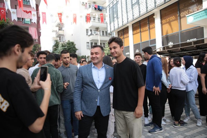 Alanya belediyesi’nden öğrencilere bisiklet en güzel 100. yıl şiir ve kompozisyonu yazan öğrenciler ödüllendirildi