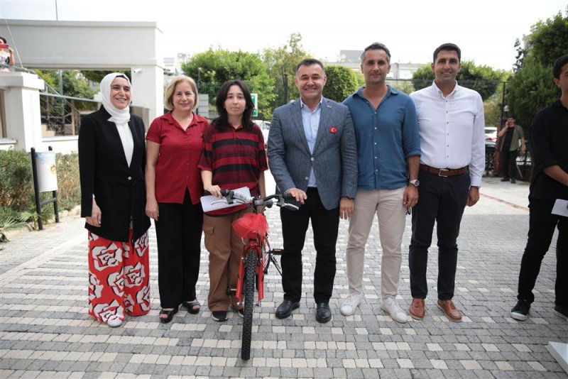 Alanya belediyesi’nden öğrencilere bisiklet en güzel 100. yıl şiir ve kompozisyonu yazan öğrenciler ödüllendirildi