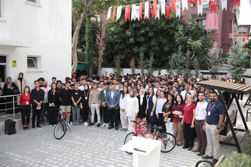 Alanya belediyesi’nden öğrencilere bisiklet en güzel 100. yıl şiir ve kompozisyonu yazan öğrenciler ödüllendirildi