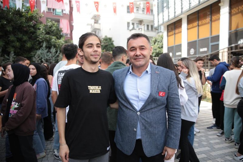 Alanya belediyesi’nden öğrencilere bisiklet en güzel 100. yıl şiir ve kompozisyonu yazan öğrenciler ödüllendirildi