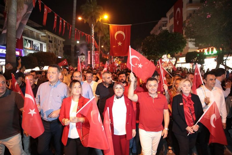 Alanya cumhuriyet için yürüdü coşku funda arar ile zirve yaptı