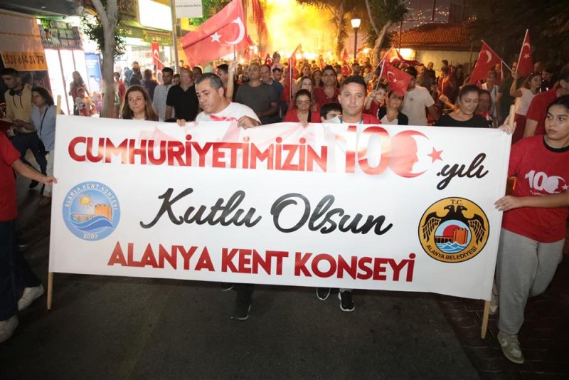 Alanya cumhuriyet için yürüdü coşku funda arar ile zirve yaptı