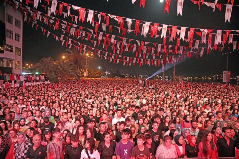 Alanya cumhuriyet için yürüdü coşku funda arar ile zirve yaptı