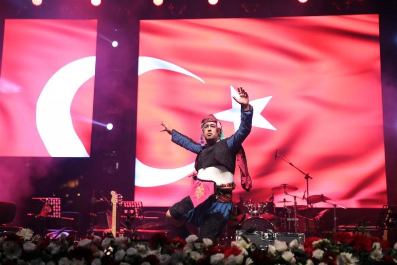 Alanya cumhuriyet için yürüdü coşku funda arar ile zirve yaptı