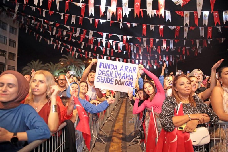 Alanya cumhuriyet için yürüdü coşku funda arar ile zirve yaptı
