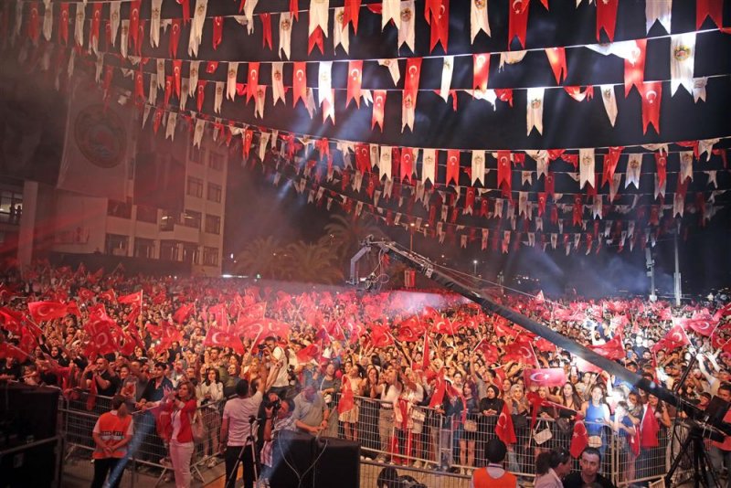 Alanya cumhuriyet için yürüdü coşku funda arar ile zirve yaptı