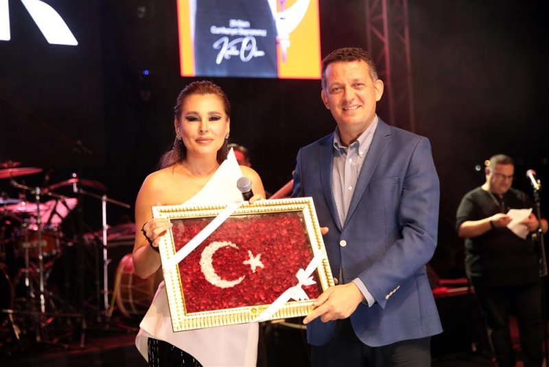 Alanya cumhuriyet için yürüdü coşku funda arar ile zirve yaptı