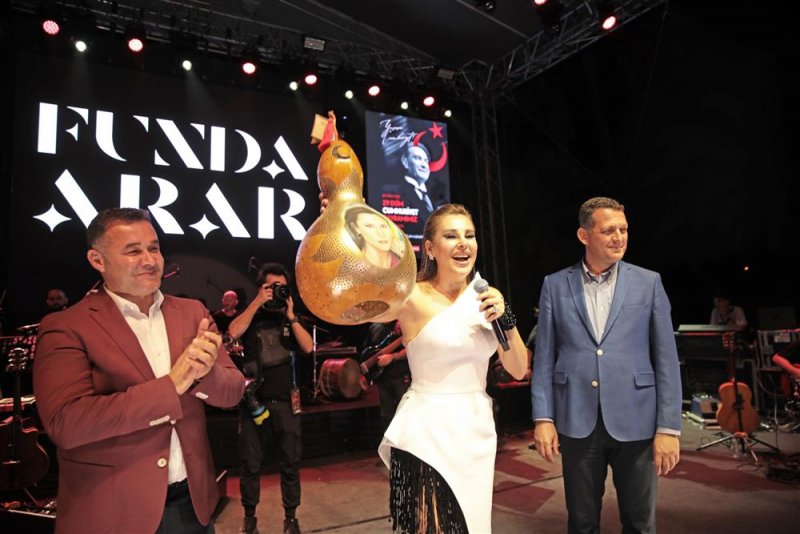 Alanya cumhuriyet için yürüdü coşku funda arar ile zirve yaptı