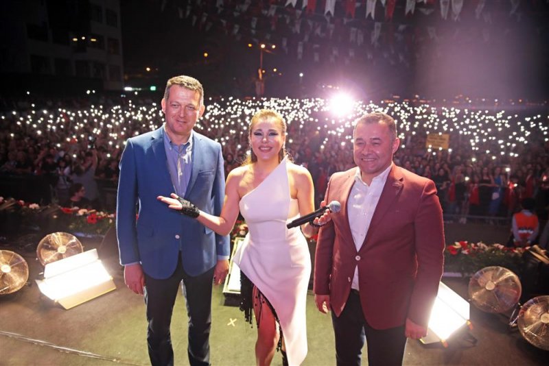Alanya cumhuriyet için yürüdü coşku funda arar ile zirve yaptı
