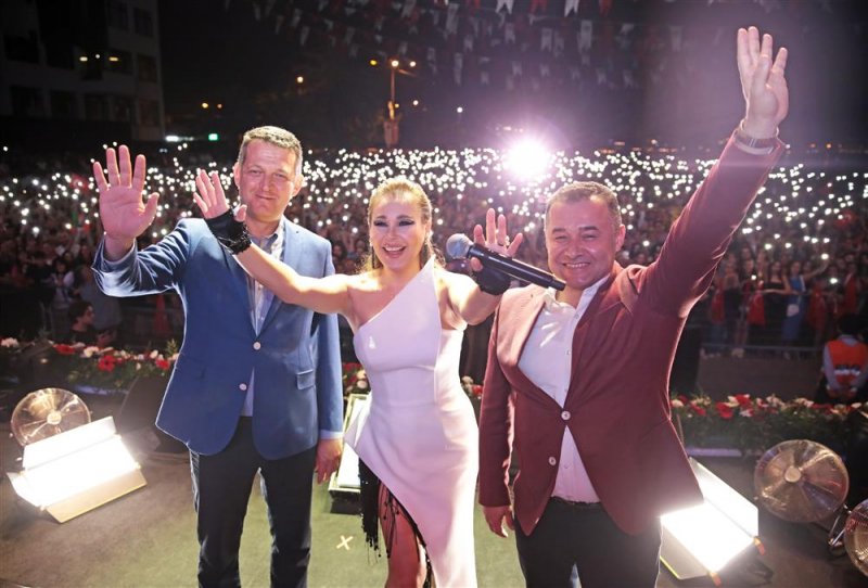 Alanya cumhuriyet için yürüdü coşku funda arar ile zirve yaptı