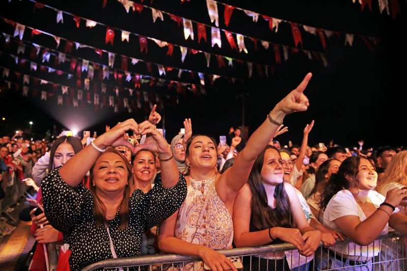 Alanya cumhuriyet için yürüdü coşku funda arar ile zirve yaptı