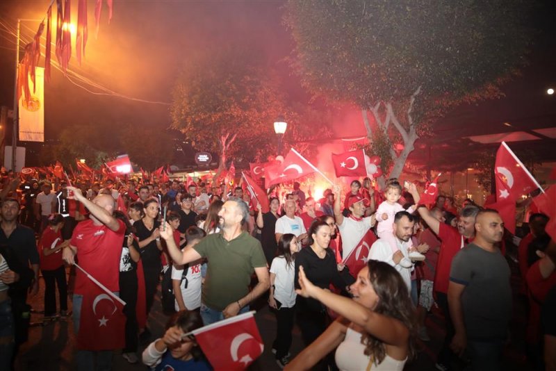 Alanya cumhuriyet için yürüdü coşku funda arar ile zirve yaptı