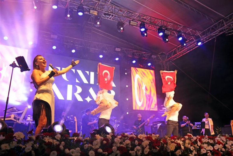 Alanya cumhuriyet için yürüdü coşku funda arar ile zirve yaptı