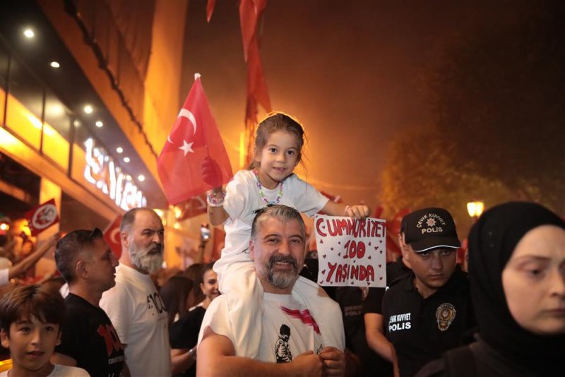 Alanya cumhuriyet için yürüdü coşku funda arar ile zirve yaptı