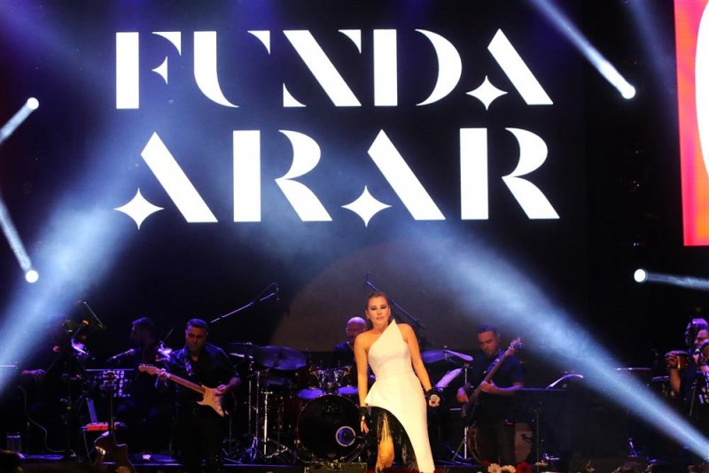 Alanya cumhuriyet için yürüdü coşku funda arar ile zirve yaptı
