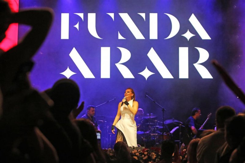 Alanya cumhuriyet için yürüdü coşku funda arar ile zirve yaptı