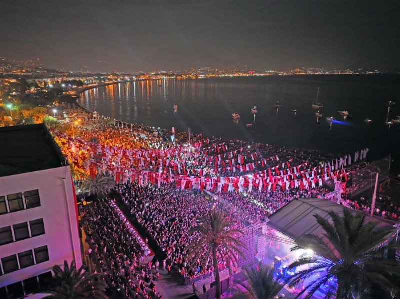 Alanya cumhuriyet için yürüdü coşku funda arar ile zirve yaptı