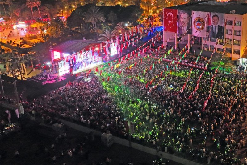 Alanya cumhuriyet için yürüdü coşku funda arar ile zirve yaptı
