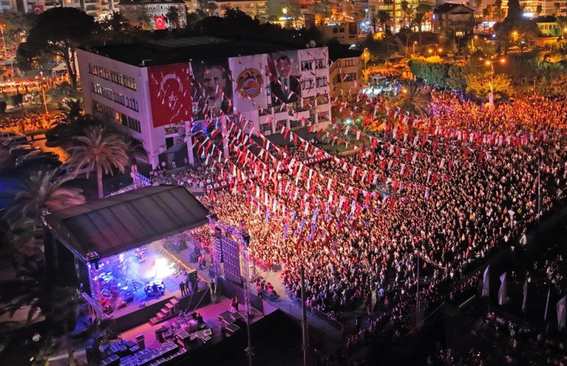 Alanya cumhuriyet için yürüdü coşku funda arar ile zirve yaptı