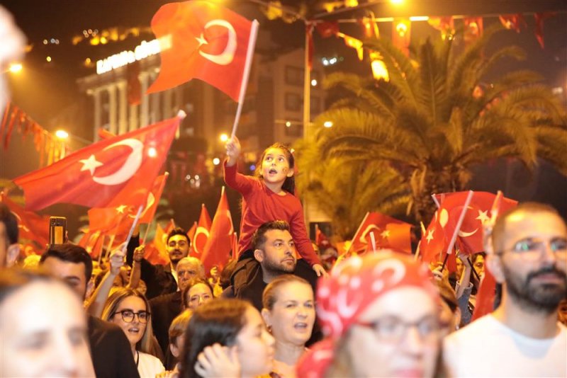 Alanya cumhuriyet için yürüdü coşku funda arar ile zirve yaptı
