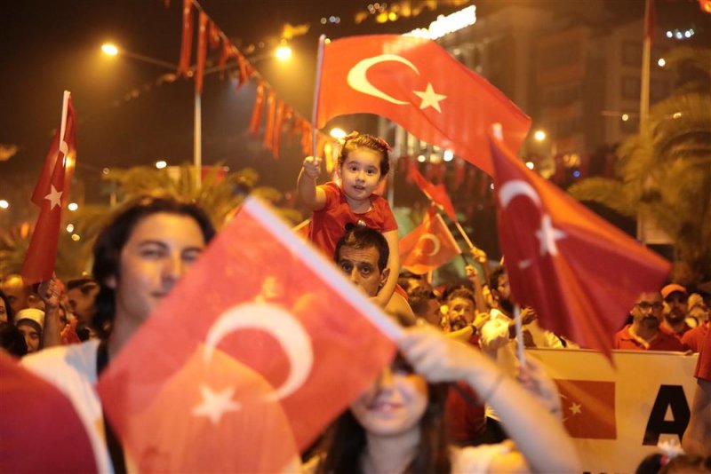 Alanya cumhuriyet için yürüdü coşku funda arar ile zirve yaptı