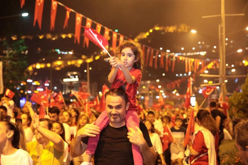 Alanya cumhuriyet için yürüdü coşku funda arar ile zirve yaptı