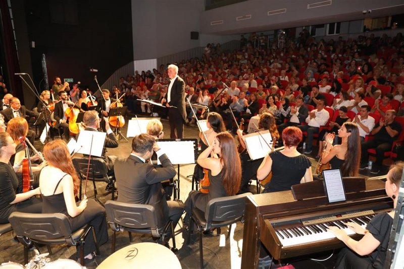Alanya’da türkan şoray rüzgarı cumhuriyet’in 100. yılında türk sinemasının sultanı alanya’daydı