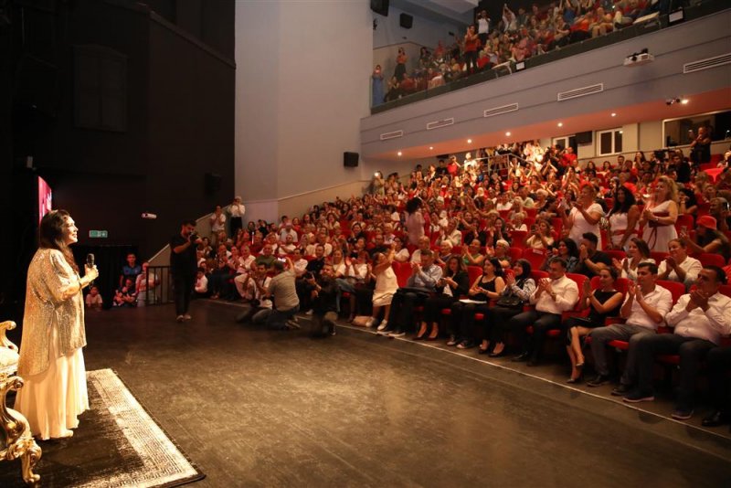 Alanya’da türkan şoray rüzgarı cumhuriyet’in 100. yılında türk sinemasının sultanı alanya’daydı