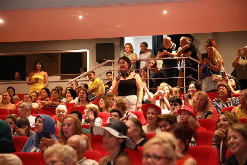 Alanya’da türkan şoray rüzgarı cumhuriyet’in 100. yılında türk sinemasının sultanı alanya’daydı