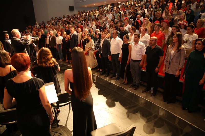 Alanya’da türkan şoray rüzgarı cumhuriyet’in 100. yılında türk sinemasının sultanı alanya’daydı