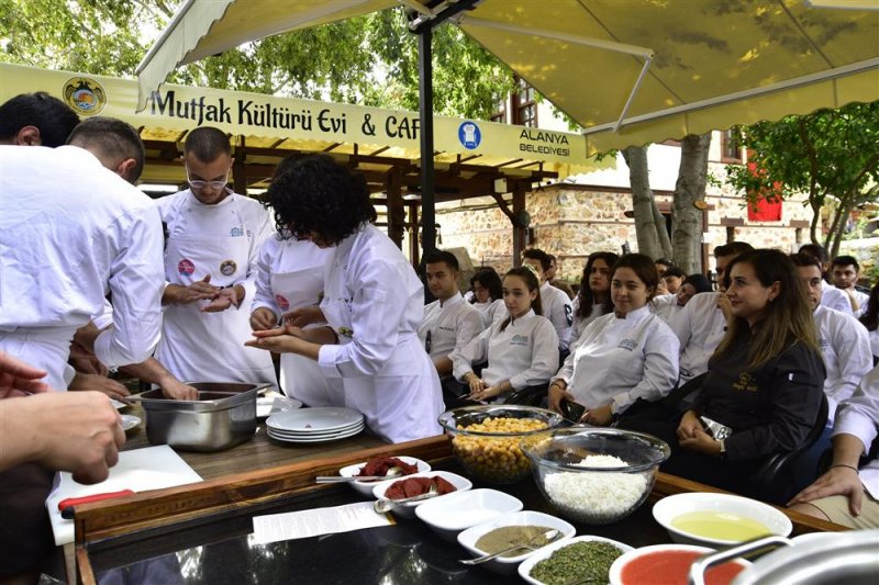 Alkü’lü öğrenciler tescilli lezzet gülüklü çorba’yı öğrendi