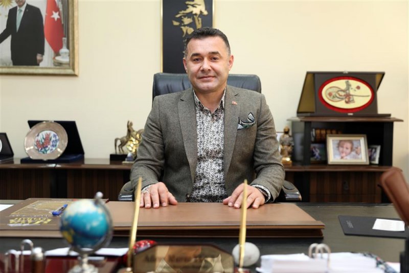 Başkan yücel’den fener alayı ve funda arar konserine davet  “ay yıldızlı türk bayraklarıyla cumhuriyet şölenimizde buluşalım”