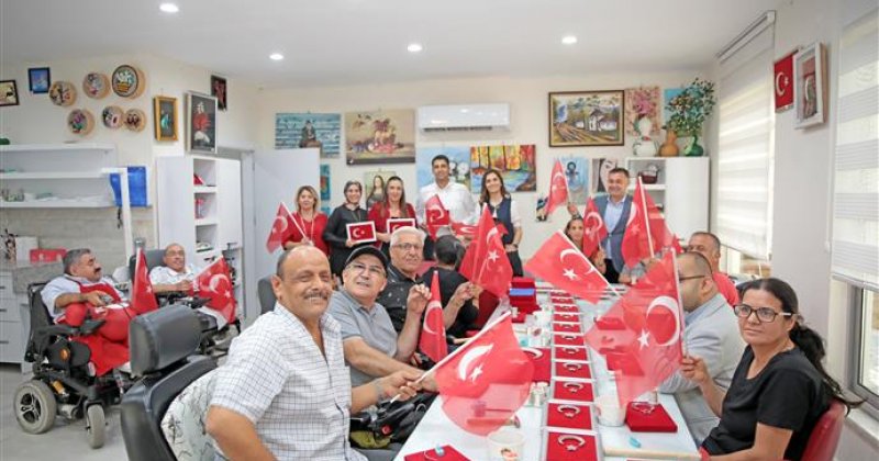Başkan yücel engelli bireylerle türk bayrağı tablosu yaptı