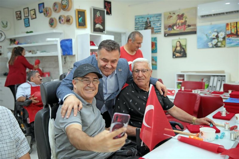Başkan yücel engelli bireylerle türk bayrağı tablosu yaptı