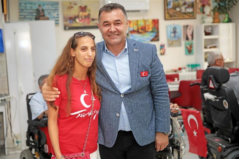 Başkan yücel engelli bireylerle türk bayrağı tablosu yaptı