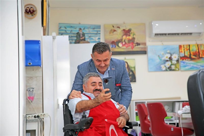 Başkan yücel engelli bireylerle türk bayrağı tablosu yaptı