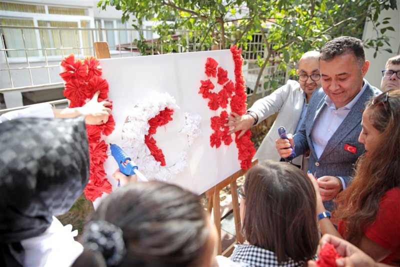 Başkan yücel engelli bireylerle türk bayrağı tablosu yaptı