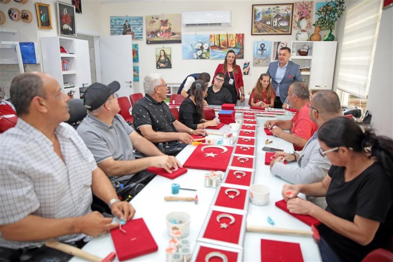 Başkan yücel engelli bireylerle türk bayrağı tablosu yaptı