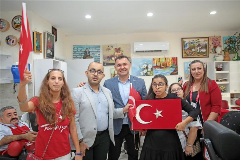 Başkan yücel engelli bireylerle türk bayrağı tablosu yaptı