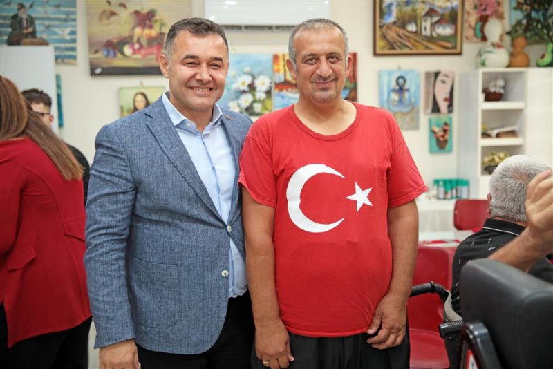 Başkan yücel engelli bireylerle türk bayrağı tablosu yaptı