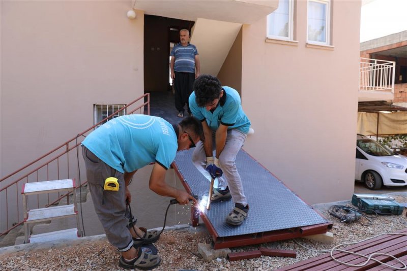Başkan yücel engelli vatandaşların yanında olmaya devam ediyor
