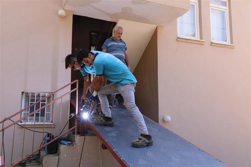 Başkan yücel engelli vatandaşların yanında olmaya devam ediyor