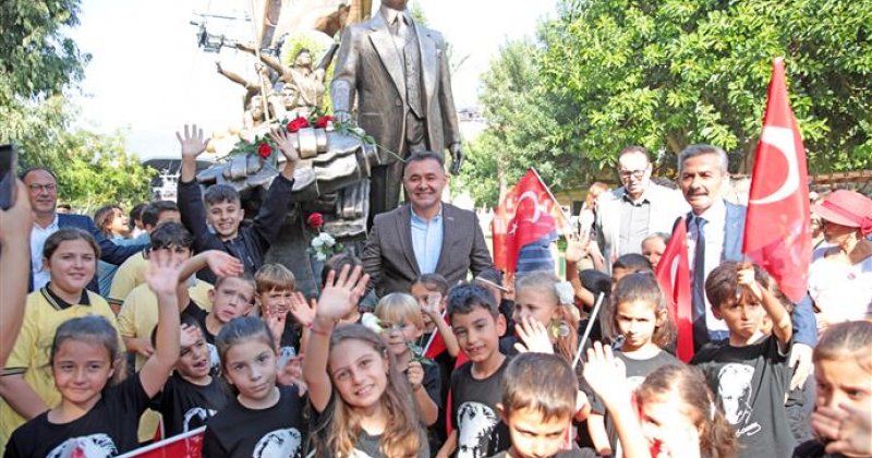 Cumhuriyet’in 100’üncü yılında atatürk anıtı açıldı