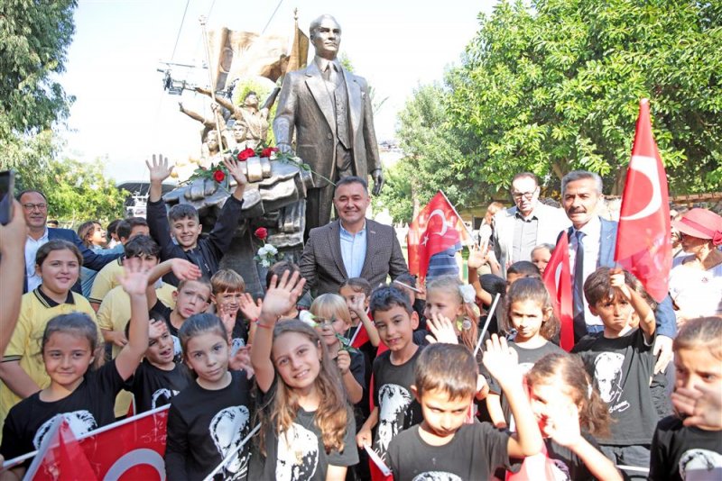 Cumhuriyet’in 100’üncü yılında atatürk anıtı açıldı