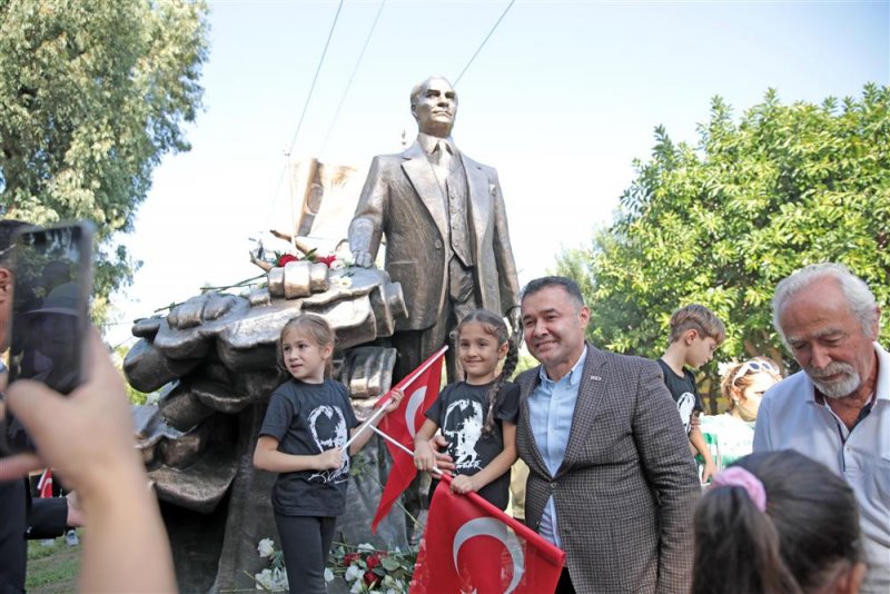 Cumhuriyet’in 100’üncü yılında atatürk anıtı açıldı