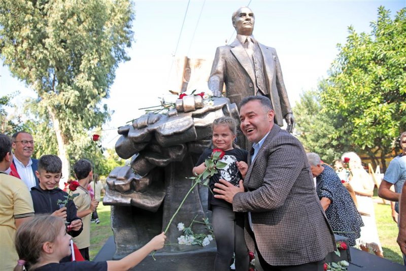 Cumhuriyet’in 100’üncü yılında atatürk anıtı açıldı