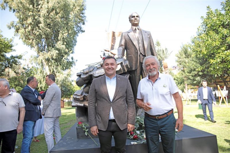 Cumhuriyet’in 100’üncü yılında atatürk anıtı açıldı