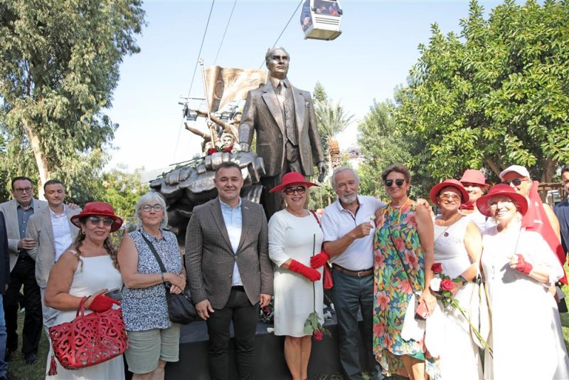 Cumhuriyet’in 100’üncü yılında atatürk anıtı açıldı