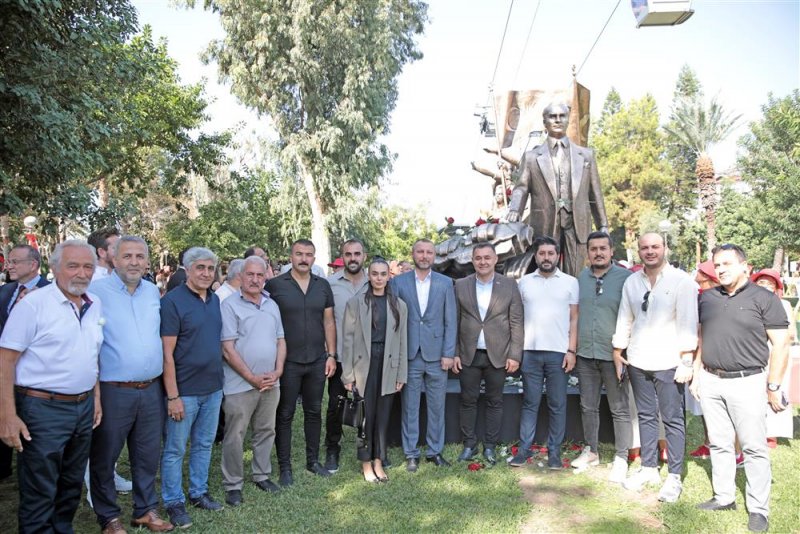 Cumhuriyet’in 100’üncü yılında atatürk anıtı açıldı