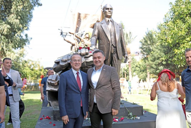 Cumhuriyet’in 100’üncü yılında atatürk anıtı açıldı